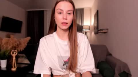 Lily 3 online show from November 30, 8:05 pm