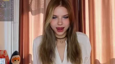 Mia online show from July 11, 11:24 am