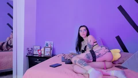Snapshot of 666sweetandspicy chatting on September 29, 9:25 pm Lilith Sofi online show from September 29, 9:25 pm