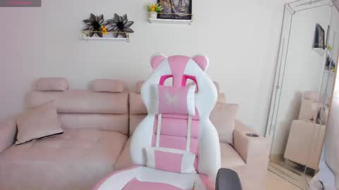    online show from May 25, 12:33 pm