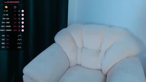 _esmeraldiyaa_ online show from January 3, 9:15 pm