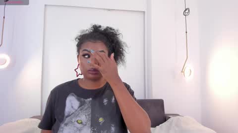 Snapshot of _huge_boobs_ebony chatting on March 5, 7:27 pm Darlis online show from March 5, 7:27 pm