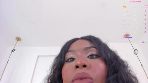 Snapshot of _huge_boobs_ebony chatting on February 18, 7:30 pm Darlis online show from February 18, 7:30 pm