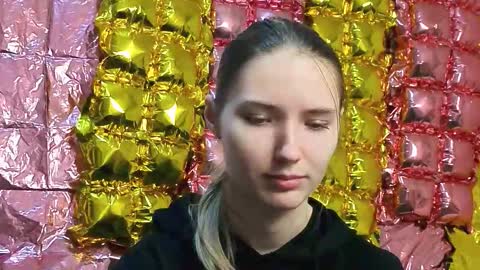 _kikiclark_ online show from March 19, 4:34 pm