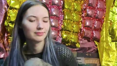 _kikiclark_ online show from April 5, 7:22 pm