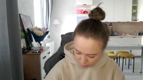 _lalune_ online show from April 15, 5:33 am