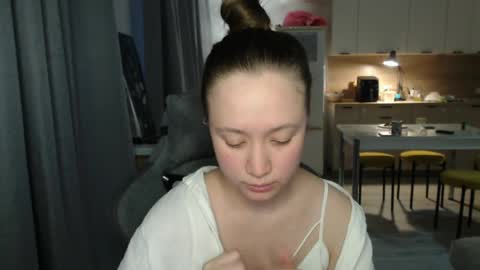 _lalune_ online show from March 31, 3:01 pm