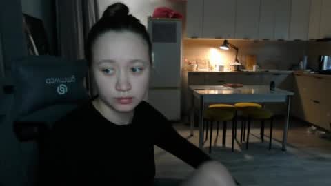 _lalune_ online show from March 29, 4:52 pm