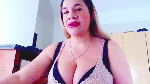 _lunagold_ online show from March 23, 12:59 am