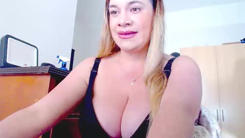 _lunagold_ online show from March 1, 9:19 pm