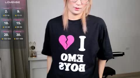 _meow_neko_ online show from November 6, 3:15 pm