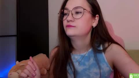 Snapshot of _nemalkovamia chatting on March 12, 3:35 am Mia with a big heart online show from March 12, 3:35 am