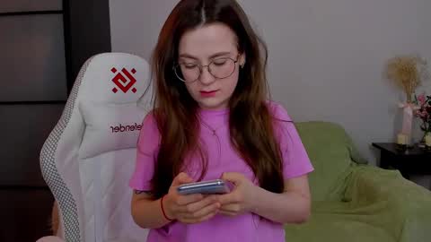Snapshot of _nemalkovamia chatting on March 2, 3:56 am Mia with a big heart online show from March 2, 3:56 am