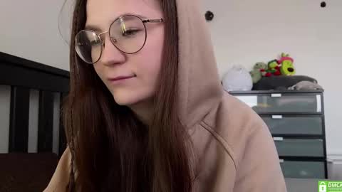 Snapshot of _nemalkovamia chatting on March 10, 3:01 am Mia with a big heart online show from March 10, 3:01 am