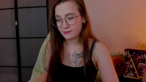 Snapshot of _nemalkovamia chatting on February 12, 3:51 am Mia with a big heart online show from February 12, 3:51 am