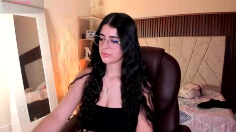 Niah  You can call me Ni or cutie haha online show from November 30, 8:49 pm