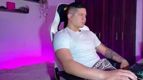 Snapshot of _robertobaggio chatting on October 19, 12:43 pm Roberto online show from October 19, 12:43 pm