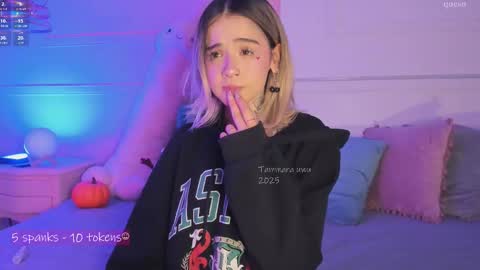 _tammarra_ online show from November 10, 8:22 pm