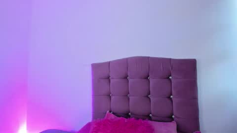 Snapshot of _valediaz__ chatting on October 9, 4:12 pm Vale online show from October 9, 4:12 pm