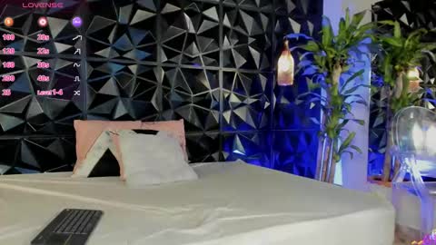 Snapshot of _valentina_69 chatting on January 11, 12:33 am _valentina_69 online show from January 11, 12:33 am
