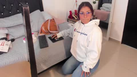 Snapshot of _veronicadeleon_ chatting on March 6, 12:19 pm Veronica online show from March 6, 12:19 pm
