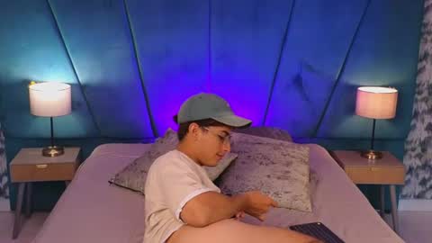Aaron Ezequiel online show from July 19, 1:14 pm