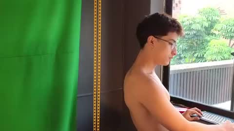 Aaron Ezequiel online show from June 28, 12:45 pm