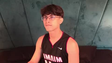 Aaron Ezequiel online show from April 11, 12:31 pm