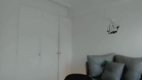 Laura  online show from January 7, 6:35 pm