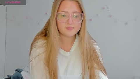 Snapshot of abbywyte chatting on September 20, 1:47 pm Abby    Stream at Sat  Sun  Mon  Fri online show from September 20, 1:47 pm
