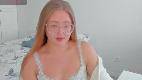 Snapshot of abbywyte chatting on September 28, 3:10 pm Abby    Stream at Sat  Sun  Mon  Fri online show from September 28, 3:10 pm