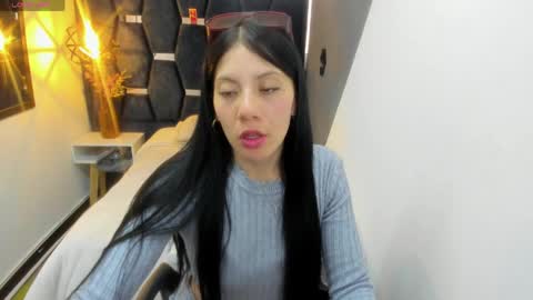 Abril Fox online show from April 7, 9:17 pm