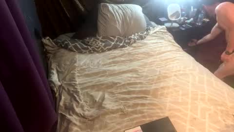 acouplesinners online show from December 18, 7:09 pm