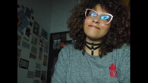 Snapshot of ada_gales_ chatting on February 6, 5:25 am  Isa  online show from February 6, 5:25 am