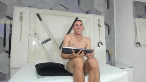 Snapshot of adammendoza34 chatting on September 30, 2:44 am adammendoza34 online show from September 30, 2:44 am