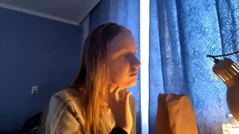 Snapshot of adelaharamoto chatting on October 13, 11:01 am Emma online show from October 13, 11:01 am