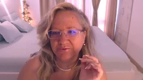 Snapshot of adrena_ chatting on October 12, 11:47 am Cryna online show from October 12, 11:47 am