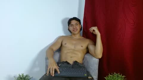 Snapshot of adriel_escalante chatting on September 12, 1:40 am adriel_escalante online show from September 12, 1:40 am