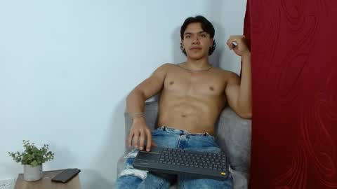 Snapshot of adriel_escalante chatting on September 20, 2:25 am adriel_escalante online show from September 20, 2:25 am