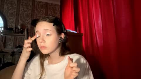 Snapshot of aileenamara chatting on October 13, 9:22 am Kira online show from October 13, 9:22 am