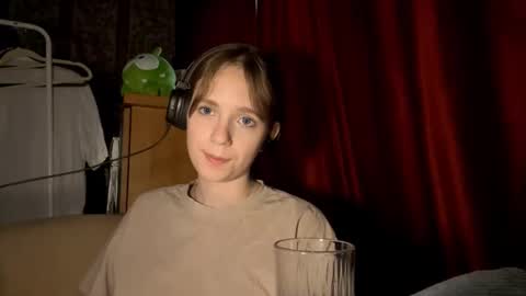 Snapshot of aileenamara chatting on October 7, 12:56 pm Kira online show from October 7, 12:56 pm