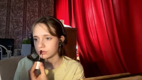 Snapshot of aileenamara chatting on October 16, 8:03 am Kira online show from October 16, 8:03 am