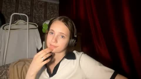 Snapshot of aileenamara chatting on October 8, 1:06 pm Kira online show from October 8, 1:06 pm