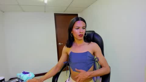 aisha_hotts777 online show from March 4, 8:22 am