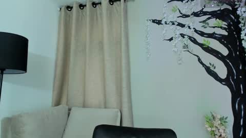 Snapshot of alaiasmile_ chatting on October 1, 7:24 pm online show from October 1, 7:24 pm