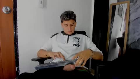 alan__smith online show from December 13, 7:53 pm