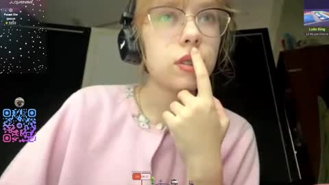 Snapshot of alanehadaller chatting on October 5, 1:19 pm Stella online show from October 5, 1:19 pm