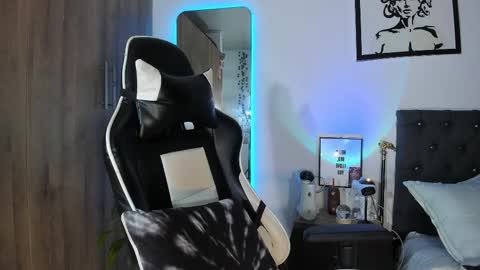 alannaughty_ online show from March 14, 12:03 am