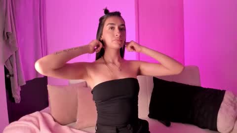 alejandraaa_ online show from January 7, 11:10 pm
