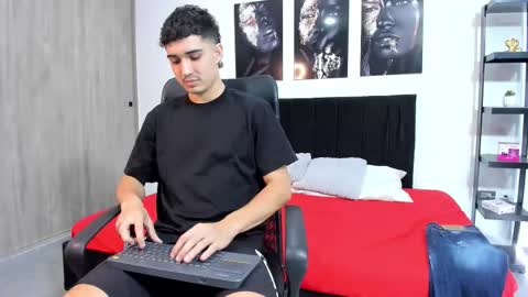 alejo_gray1 online show from February 7, 9:07 pm